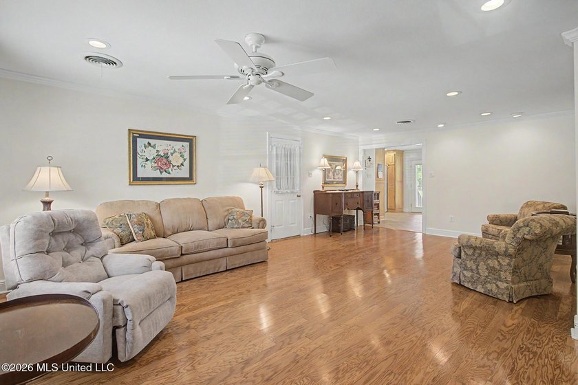 Absolutely immaculate and exceptionally well-maintained - photo 8