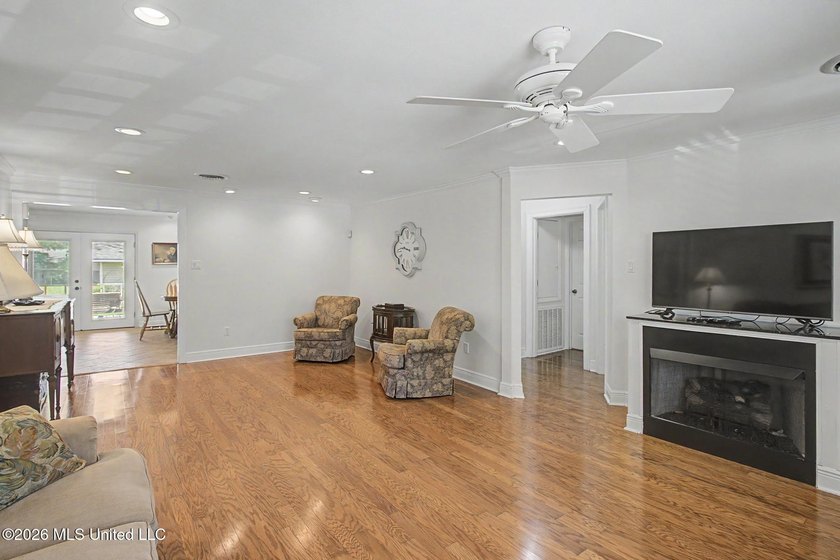 Absolutely immaculate and exceptionally well-maintained - photo 9