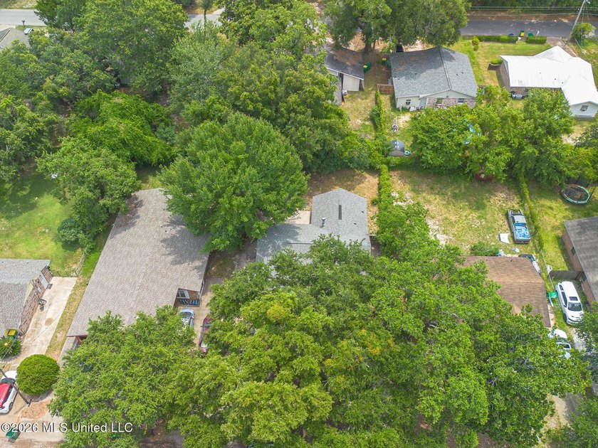 Welcome home to this beautifully updated 3-bedroom, 2-bath home - photo 18