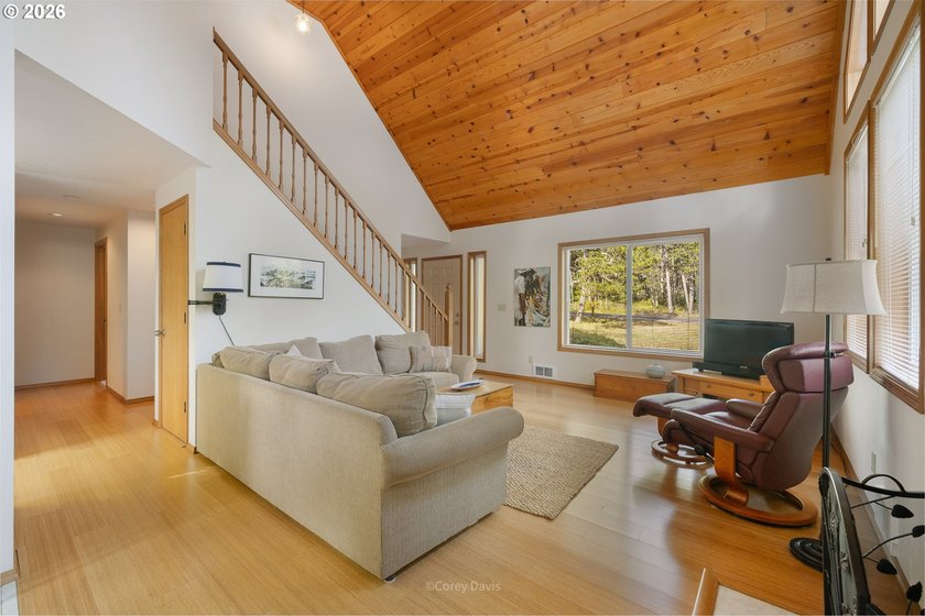 Sweet, bright and light beach cabin with wall of windows facing - photo 9