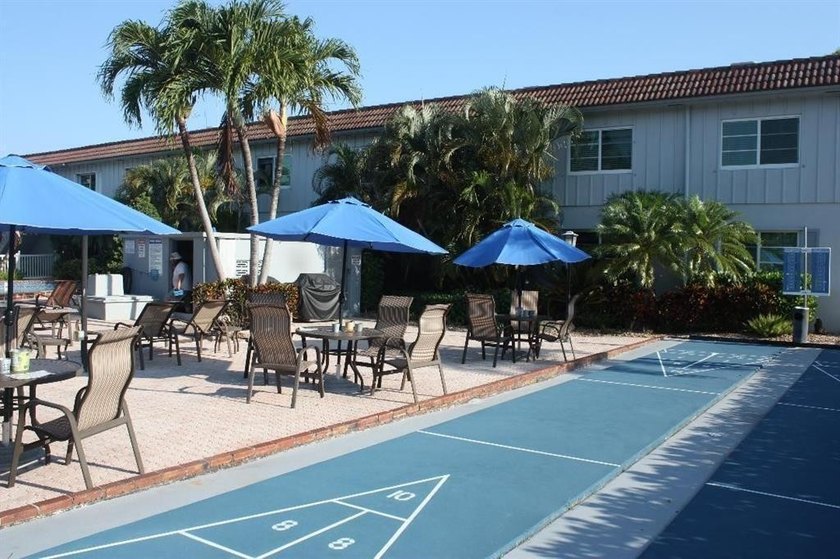 Wonderful Complex. Very well kept. Clean and a pleasure to show - photo 18