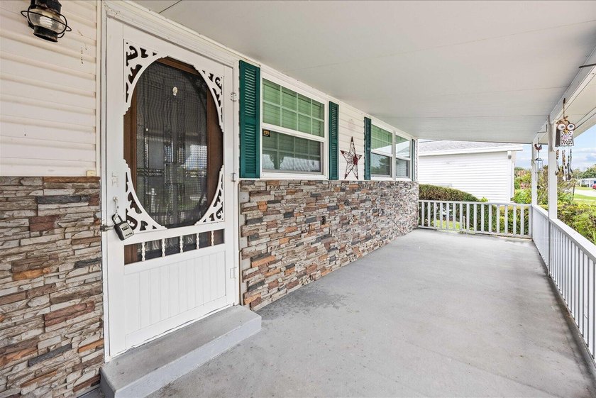 Welcome to this charming 2-bedroom, 2-bathroom + den, 1 CG in - photo 4