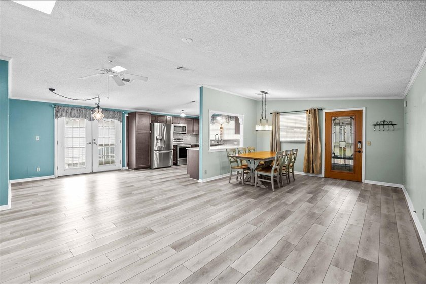 Welcome to this charming 2-bedroom, 2-bathroom + den, 1 CG in - photo 7