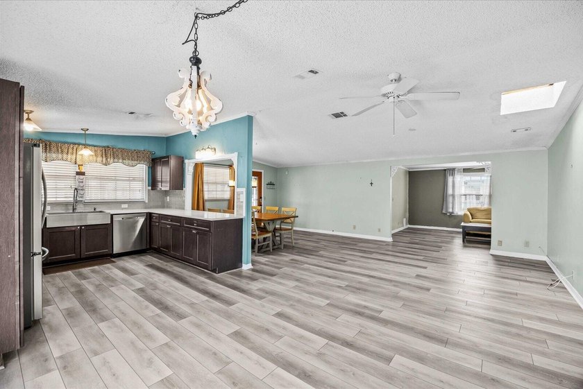 Welcome to this charming 2-bedroom, 2-bathroom + den, 1 CG in - photo 8
