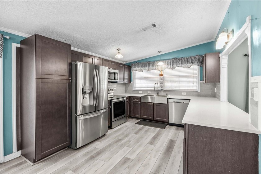 Welcome to this charming 2-bedroom, 2-bathroom + den, 1 CG in - photo 10