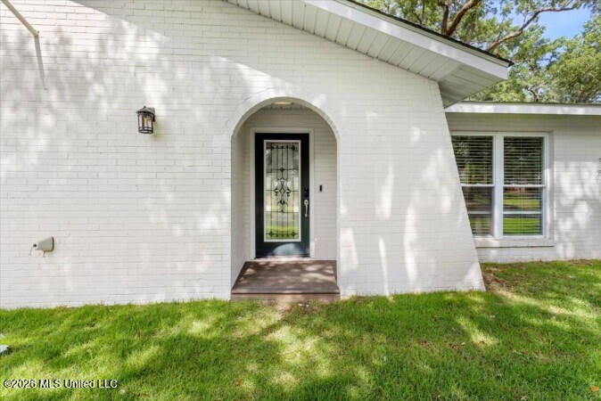 Public Remarks: THIS HOUSE COMES FURNISHED and is Turn Key! - photo 2
