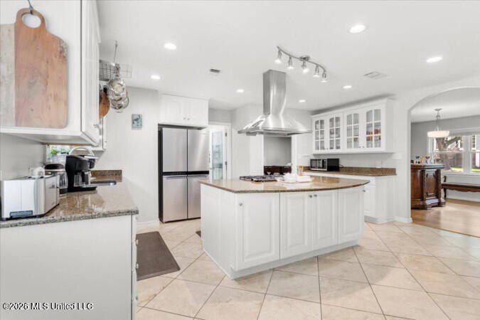 Public Remarks: THIS HOUSE COMES FURNISHED and is Turn Key! - photo 9