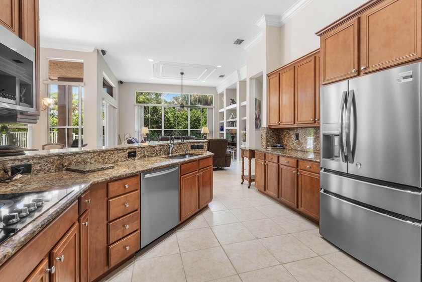 Welcome to this beautifully maintained 5-bedroom, 3-bathroom - photo 5