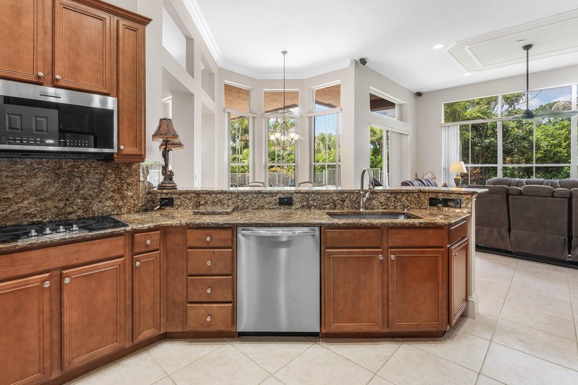 Welcome to this beautifully maintained 5-bedroom, 3-bathroom - photo 6