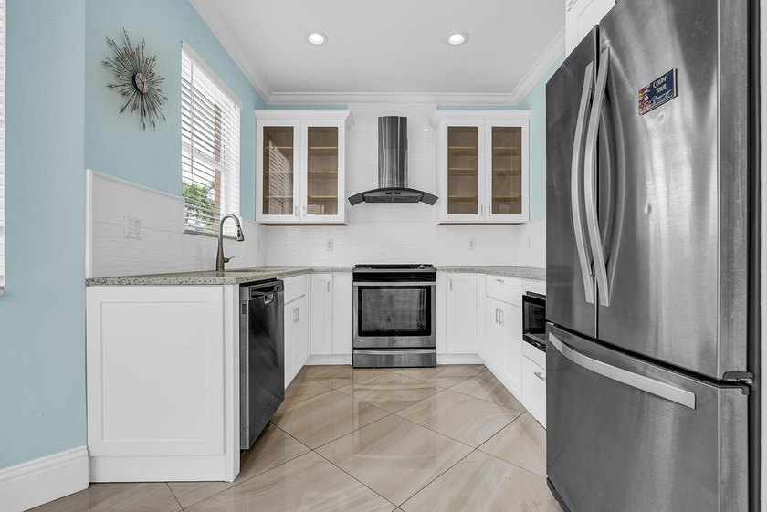 Welcome to this stunning waterfront residence in Thoroughbred - photo 3