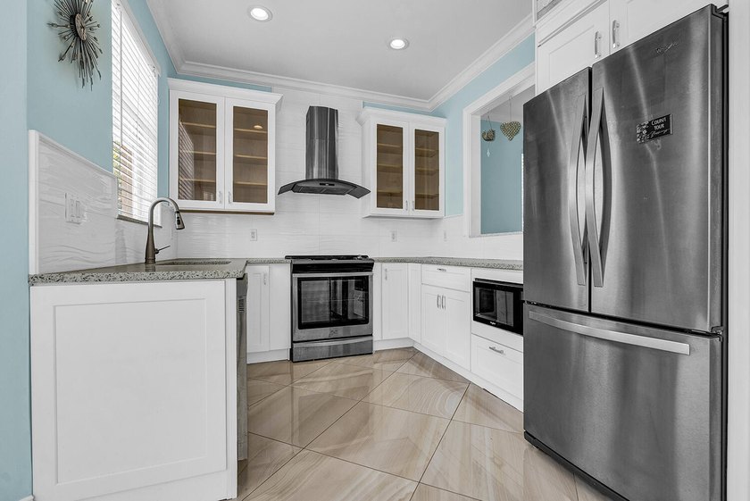 Welcome to this stunning waterfront residence in Thoroughbred - photo 4