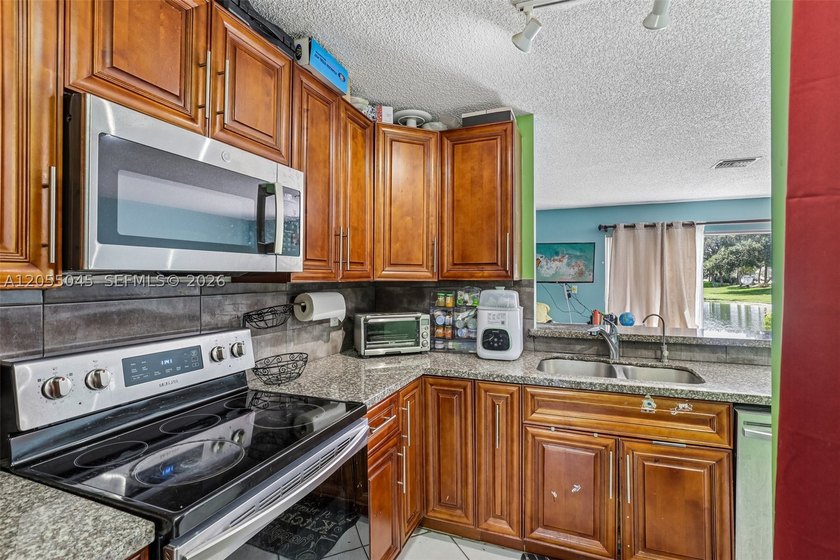 Welcome to this beautifully maintained 3-bedroom, 2.5-bath home - photo 12