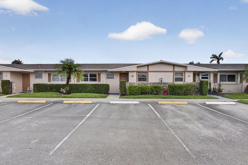 Welcome to this beautifully remodeled 2-bed, 2-bath villa - photo 2