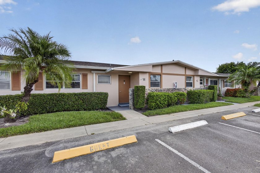 Welcome to this beautifully remodeled 2-bed, 2-bath villa - photo 3