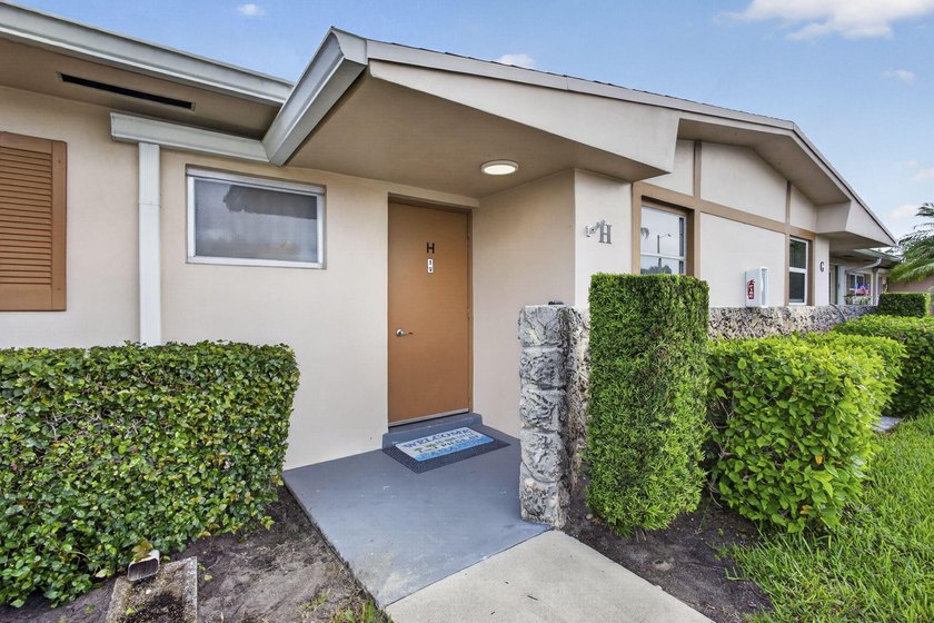 Welcome to this beautifully remodeled 2-bed, 2-bath villa - photo 4