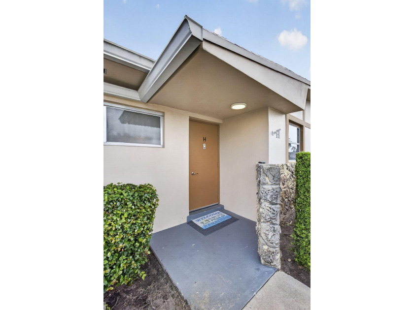 Welcome to this beautifully remodeled 2-bed, 2-bath villa - photo 5