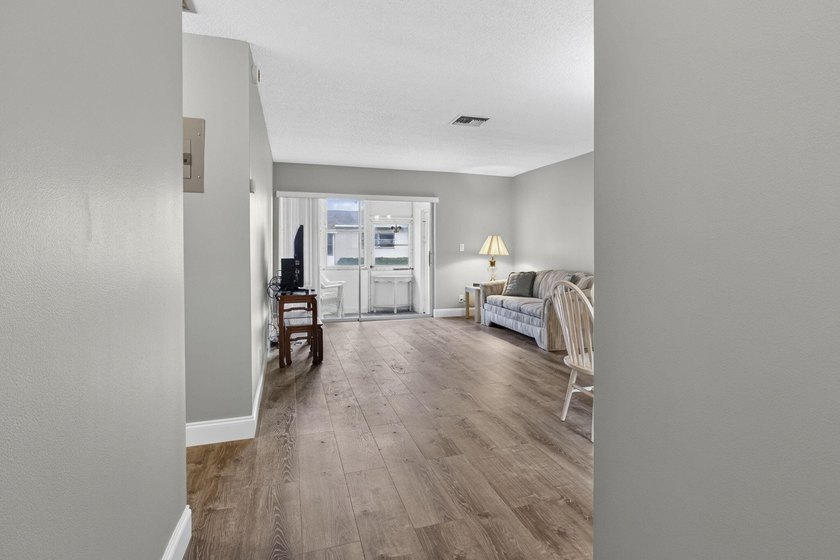 Welcome to this beautifully remodeled 2-bed, 2-bath villa - photo 6