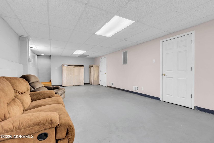 BACK ON THE MARKET! Available immediately and easy to show. This - photo 26