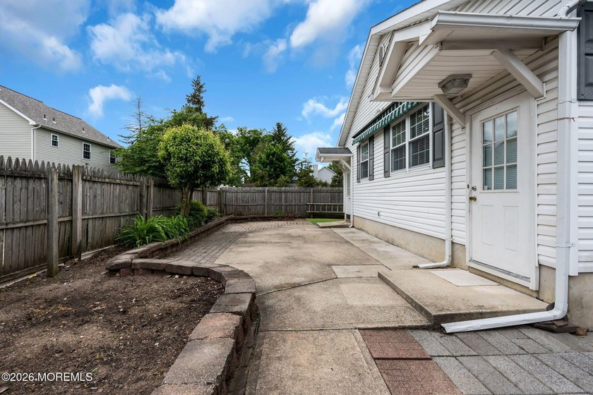 BACK ON THE MARKET! Available immediately and easy to show. This - photo 29