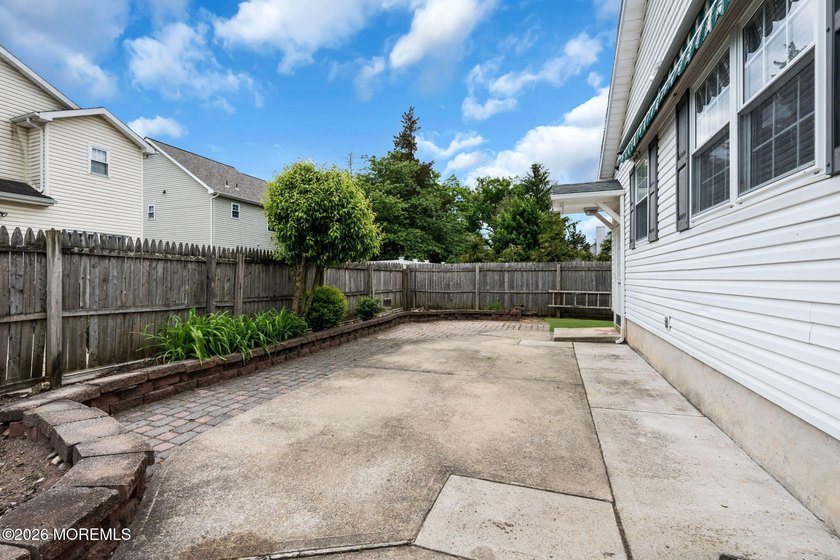 BACK ON THE MARKET! Available immediately and easy to show. This - photo 30