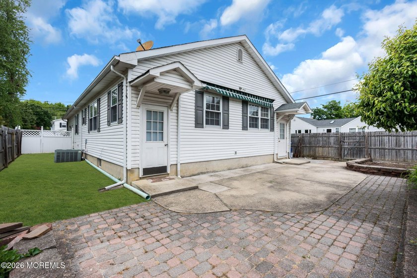BACK ON THE MARKET! Available immediately and easy to show. This - photo 32
