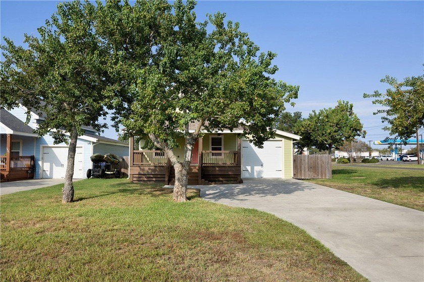 Turn key, coastal charm meets effortless living just minutes - photo 2
