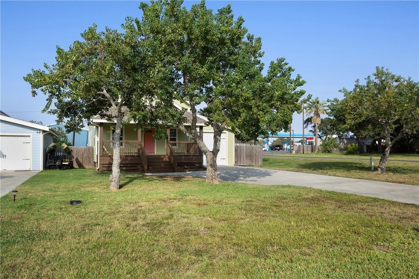 Turn key, coastal charm meets effortless living just minutes - photo 3