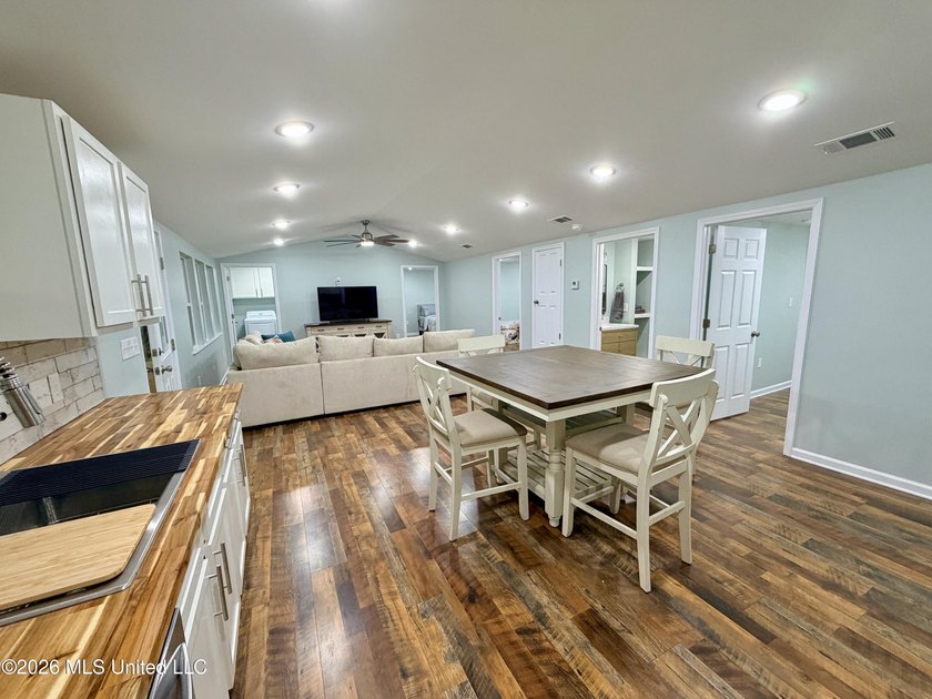 Riverfront Retreat With Panoramic Views, Sandbar Access &amp; Boat - photo 4