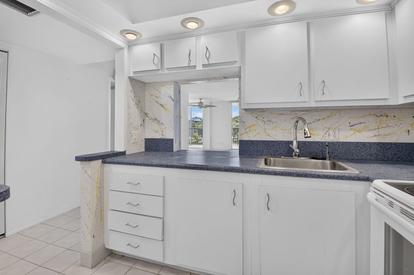 Rare opportunity to reimagine this spacious 4th-floor residence - photo 20
