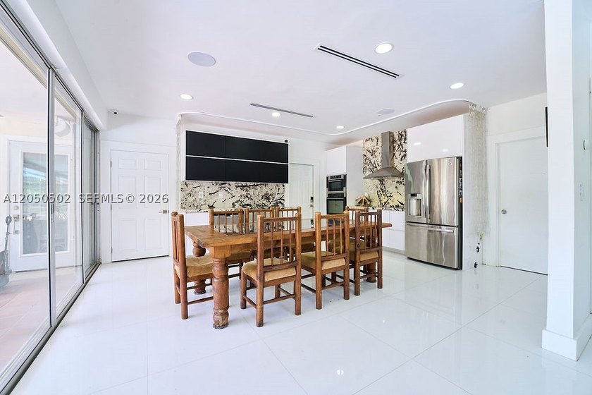 Exceptional opportunity to own a beautifully renovated 5-acre - photo 2