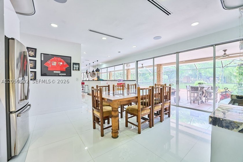 Exceptional opportunity to own a beautifully renovated 5-acre - photo 3
