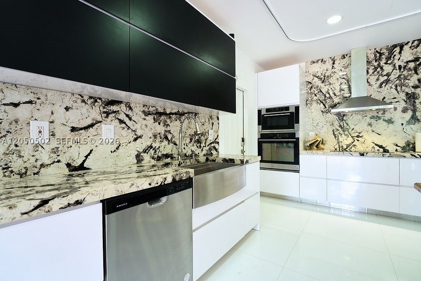 Exceptional opportunity to own a beautifully renovated 5-acre - photo 5