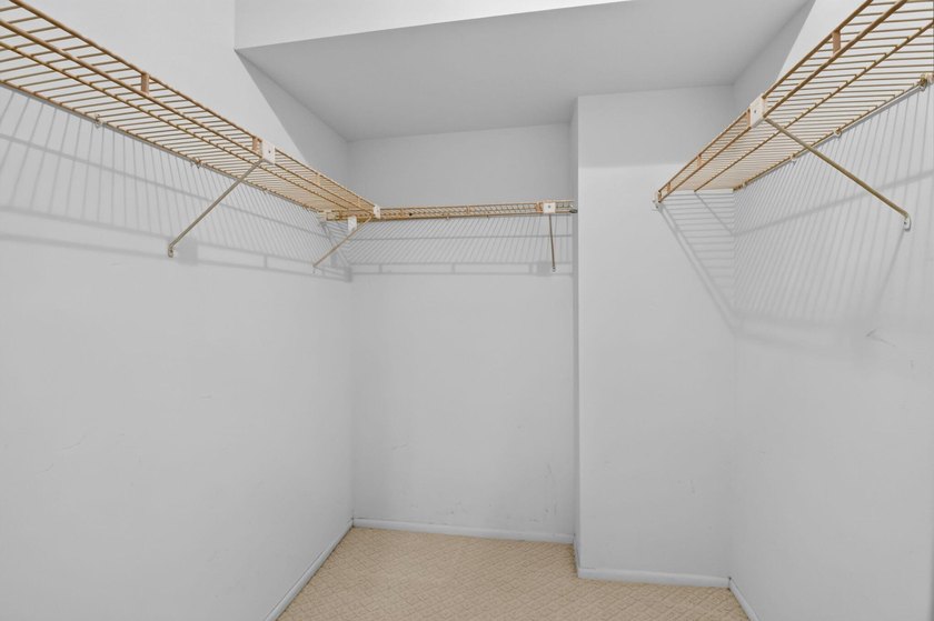 Rare opportunity to reimagine this spacious 4th-floor residence - photo 25