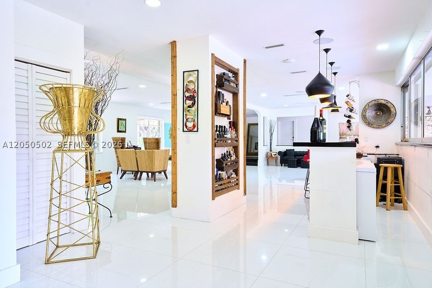 Exceptional opportunity to own a beautifully renovated 5-acre - photo 6