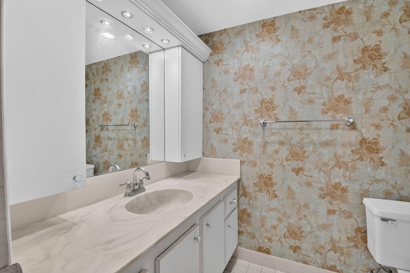Rare opportunity to reimagine this spacious 4th-floor residence - photo 27