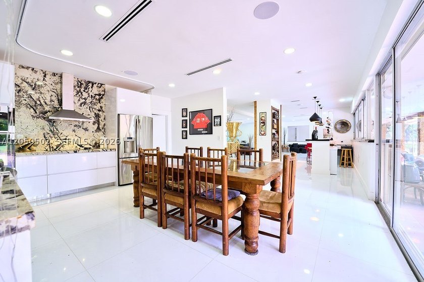 Exceptional opportunity to own a beautifully renovated 5-acre - photo 8