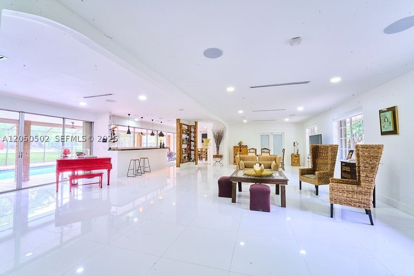 Exceptional opportunity to own a beautifully renovated 5-acre - photo 10