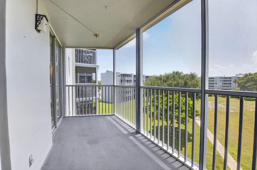 Rare opportunity to reimagine this spacious 4th-floor residence - photo 31