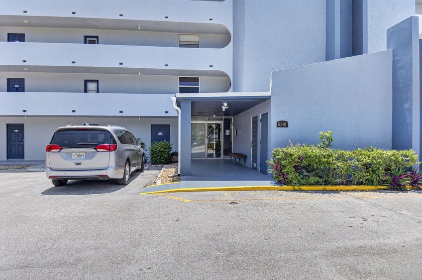 Rare opportunity to reimagine this spacious 4th-floor residence - photo 38