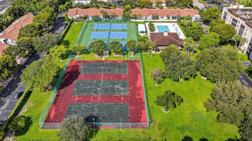 Rare opportunity to reimagine this spacious 4th-floor residence - photo 41