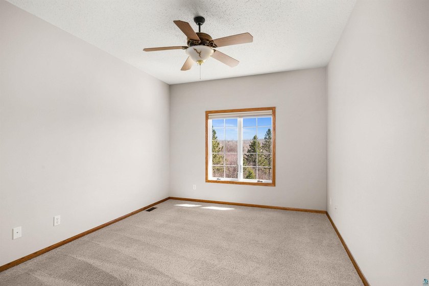 Welcome to this beautifully maintained 4-bedroom, 3-bath - photo 12