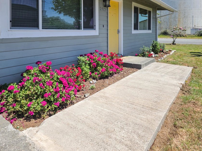 Income Potential! Welcome to this adorable 3-bedroom 1-bath home - photo 4
