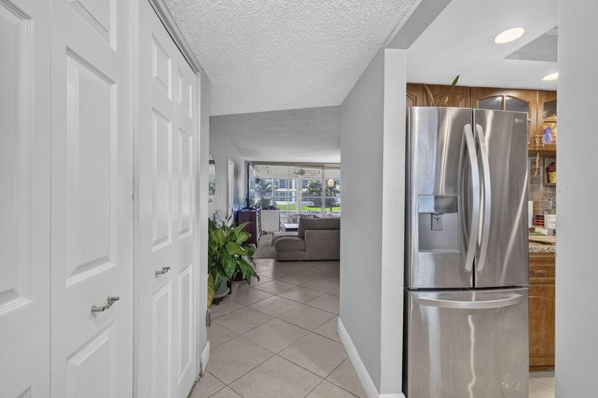 Welcome to this FIRST FLOOR, 2-bedroom, 2-bathroom condominium - photo 6