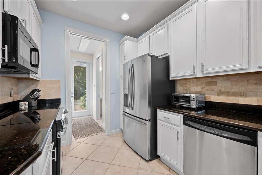 This Fully Furnished, absolutely charming Key West-style - photo 9