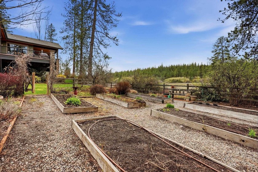 One of a kind 6-bedroom, 4-bathroom centrally located Spokane - photo 48