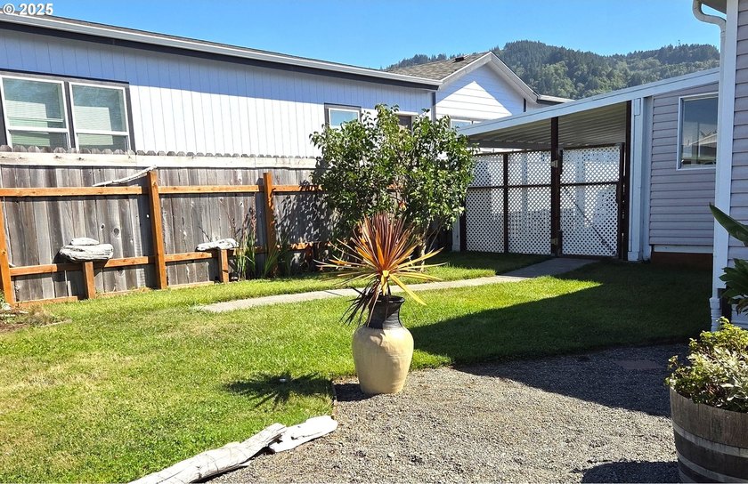 MOTIVATED SELLER! Relaxed lifestyle on the coast... This - photo 5
