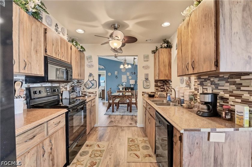 Welcome to this well-maintained Port Charlotte home offering 3 - photo 11