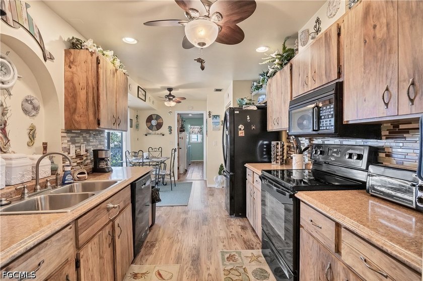 Welcome to this well-maintained Port Charlotte home offering 3 - photo 12