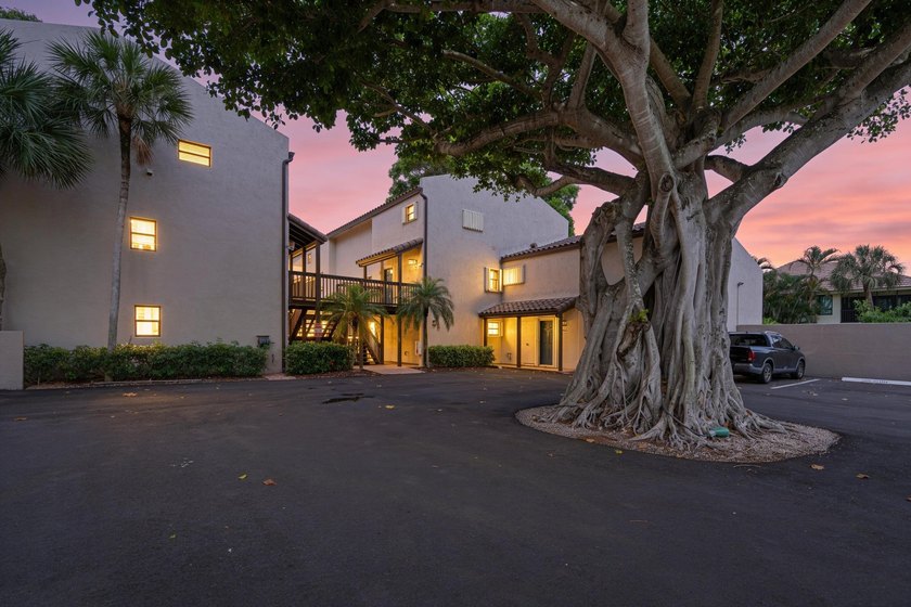 ABSOLUTELY GORGEOUS FIRST FLOOR CONDO | PRESTIGIOUS BANYAN - photo 2