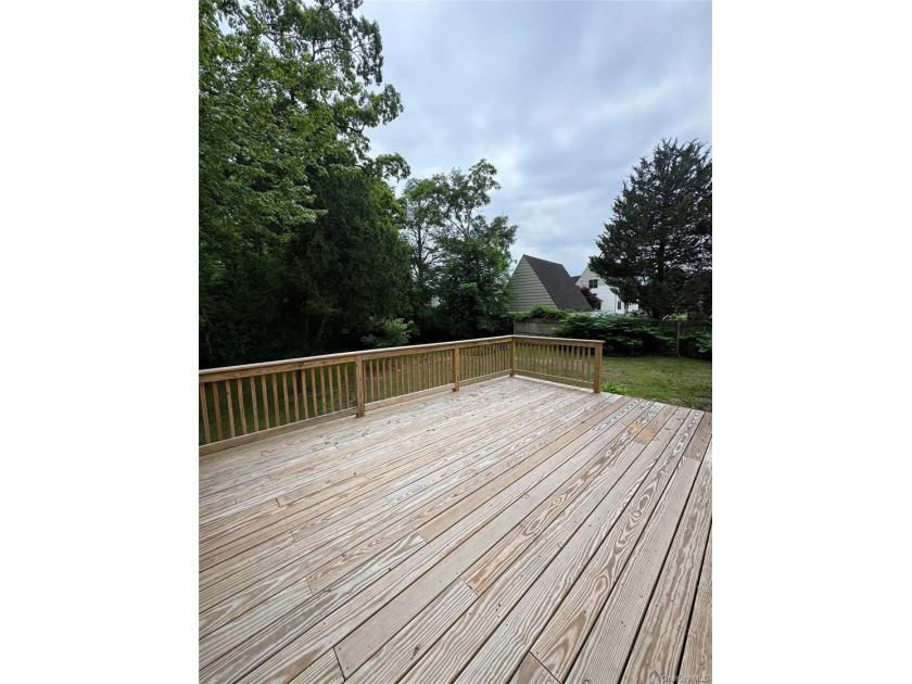 Lakefront opportunity in Lawrence Farms area of Bay Shore! - photo 16